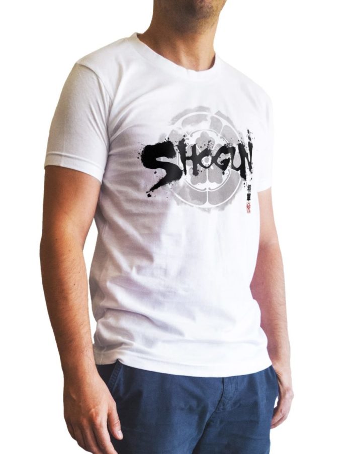 t-shirt blanc porté de trois quart Shogun