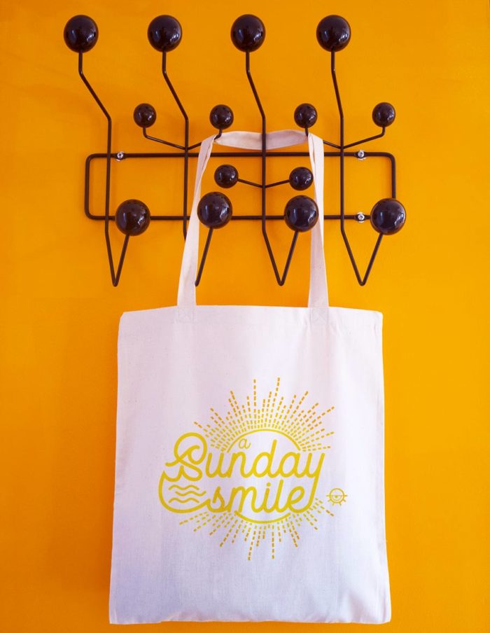 Tote bag couleur naturelle écru, impression sur le devant "A sunday Smile"