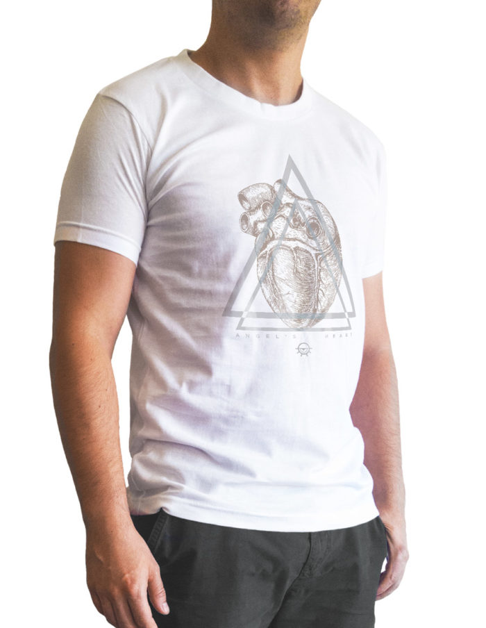 Tshirt homme blanc cintré, imprimé angel heart vu de 3 quart