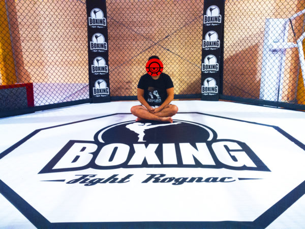 2th-ink dans la cage MMA du Boxing Fight Rognac, t-shirt sambo et short MMA