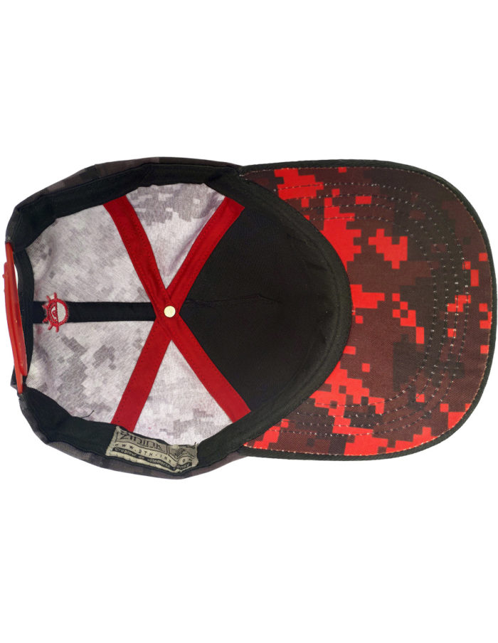 Vue de dessous de la casquette MMA noir brodée rouge, Pixel Cam rouge sous la visère.